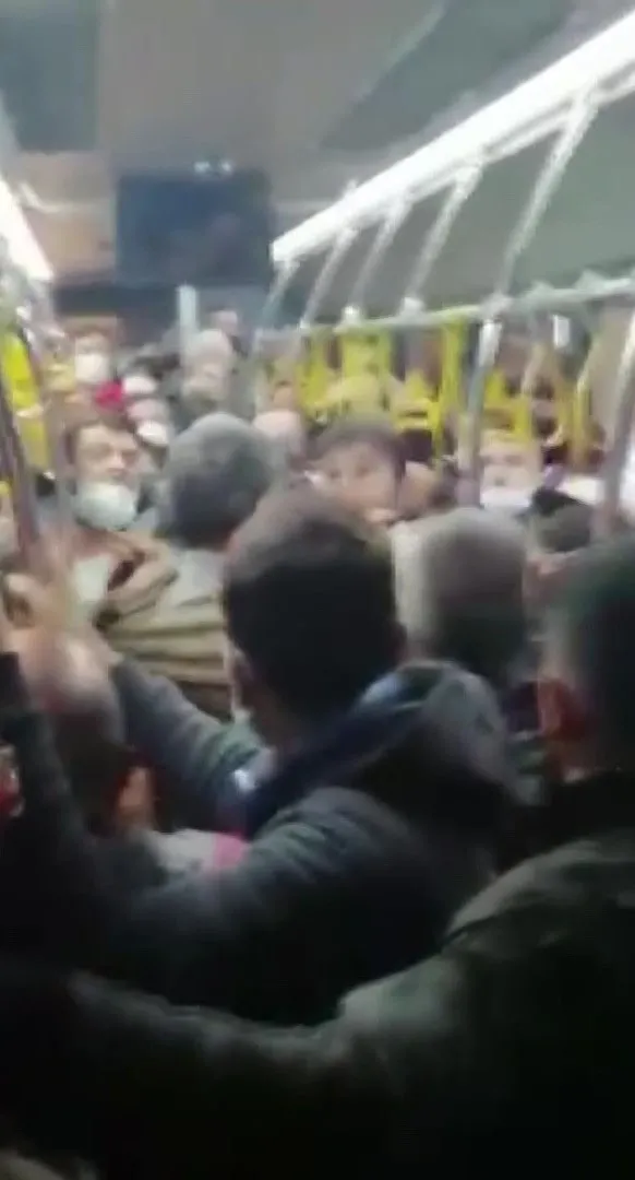 irkci-bir-vatandas-otobuste-oturan-suriyeli-cocuklari-kaldirmak-isteyince-vatandaslar-tarafindan-yumruklandi-1640850941437.jpg