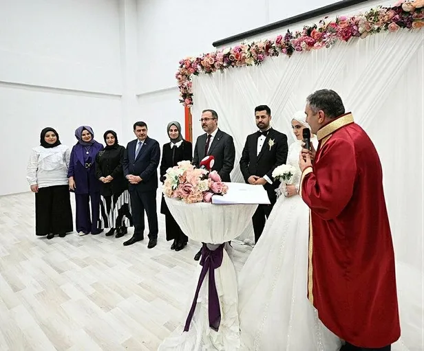 Bakan Kasapoğlu, GSB yurdunda kalan depremzede çiftin nikah şahidi oldu-4