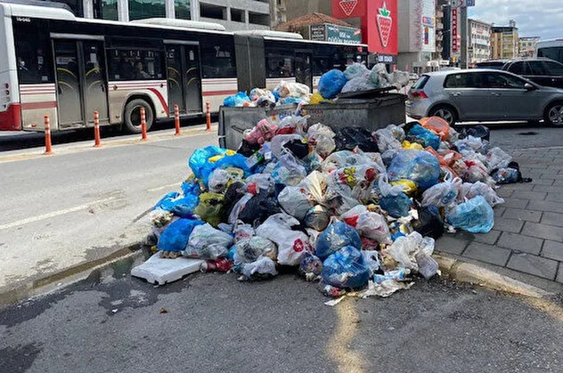 CHP'li İzmir Çiğli Belediyesi'nde işçiler greve gidince yollarda çöp dağları oluştu