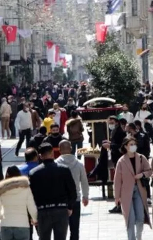 İstiklal Caddesi ve Beşiktaş'ta dikkat çeken kalabalık