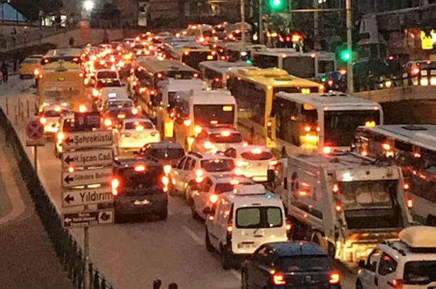 Bursa'da tepki çeken görüntü! Çağrılara kulak asmadılar