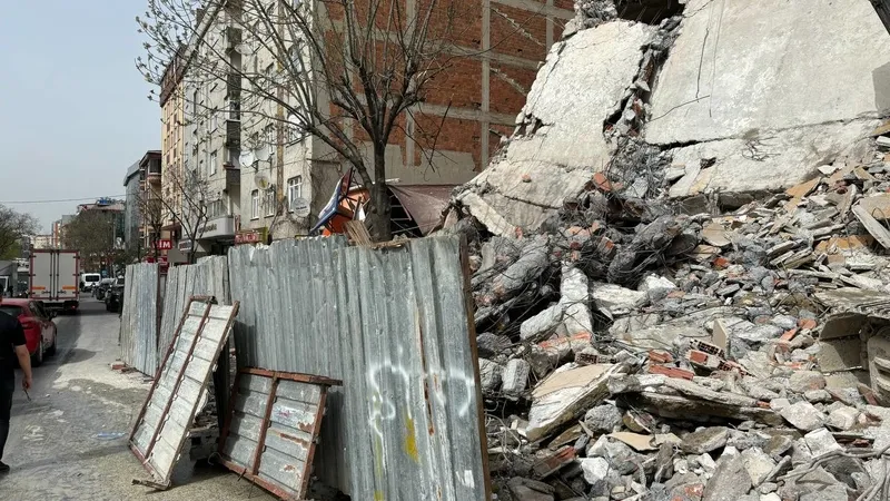 esenlerde-kontrollu-yikim-esnasinda-bina-coktu-o-anlar-kamerada-1711977042961.jpg Esenler'de kontrollü yıkım esnasında 4 katlı bina çöktü! Korku dolu anlar kamerada!-5