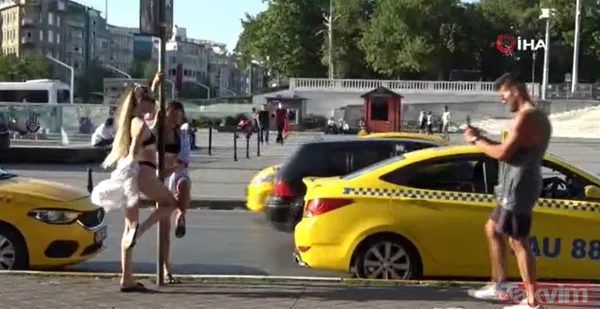 Yabancı uyruklu iki kadın Taksim Meydanı'nı podyum gibi kullanıp poz verdi - 5