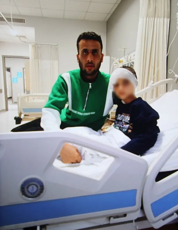 dayisinin-diri-diri-topraga-gomdugu-amir-hayati-tehlikeyi-atlatti-en-cok-cristiano-ronaldoyu-sevdigini-soyledi-1765871840313.jpeg Amir El Cedduğ ve babası (DHA)