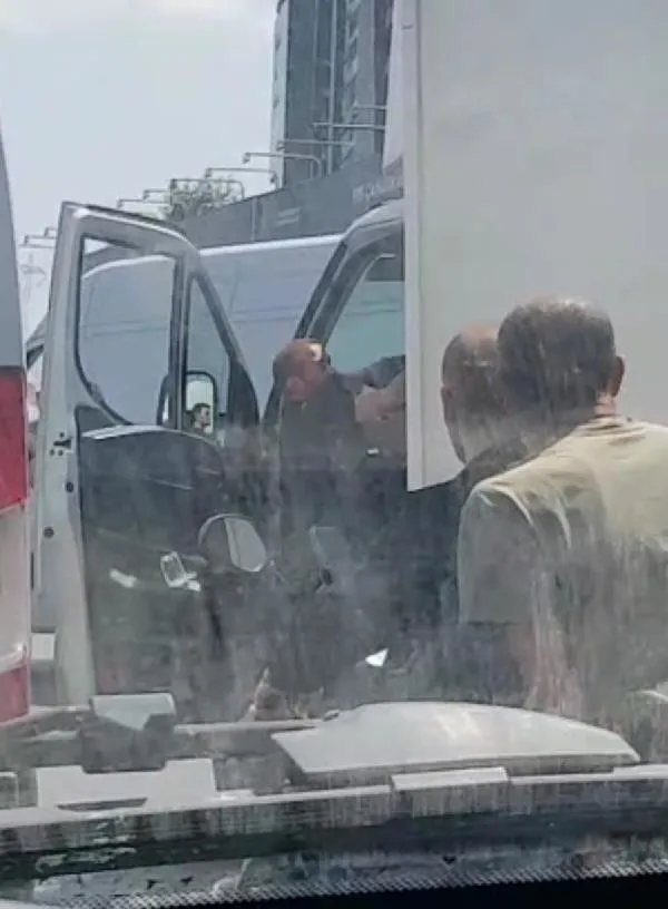 kamyoncularin-kavgasi-kamerada-birbirilerine-girdiler-1687418490134.jpeg Kamyoncuların kavgası kamerada! Birbirilerine girdiler-2