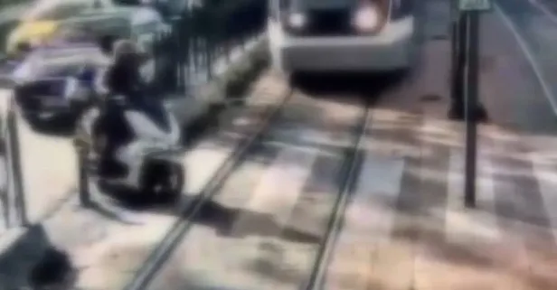 Kaza kamerada: Beyoğlu'nda tramvay motosiklete çarptı