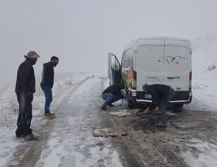 Tunceli'ye mevsimin ilk karı yağdı! Yollar kapandı, araçlar yolda kaldı