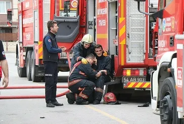 Sakarya'da yangına müdahale ederken alevlerin içine düşen itfaiye eri yaşamını yitirdi