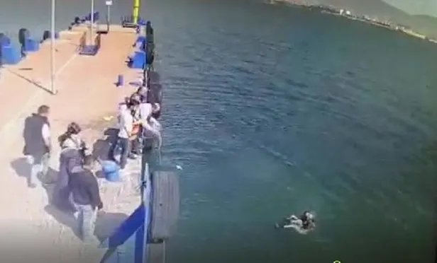 İzmit Marina'da korku dolu anlar! Denize atlayan kadını kurtarma anı güvenlik kamerasında...-2