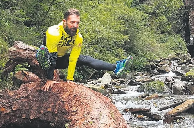 Ebru Şallı'nın eski eşi Harun Tan yoga hocalığına soyundu