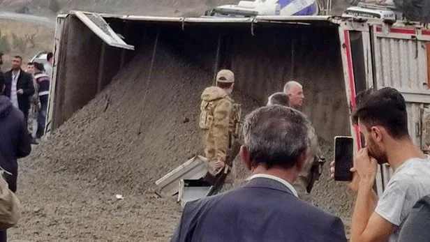 Son Dakika Bitlis Te Tir Ile Yolcu Otobusu Carpisti 2 Olu 12 Yarali Takvim