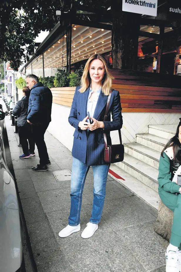 seda-sayan-mulk-sahibi-oldugu-mekanin-yenilenmesi-serefine-verilen-davette-esiyle-boy-gosterdi-1666220339664.jpeg Seda Sayan mülk sahibi olduğu mekanın yenilenmesi şerefine verilen davette eşiyle boy gösterdi-5