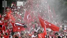 Türkiye-Çekya maçı öncesi Türk taraftarlar Hamburg sokaklarını kırmızı-beyaza boyadı! İşte görsel şölenden kareler...