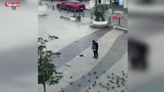 Atatürk'ün portresi ile tek başına saygı duruşunda bulundu