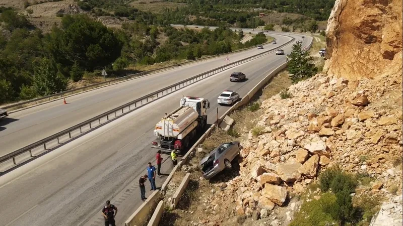 1720374110583.jpg Burdur Antalya yolunda korkutan trafik kazası! Araç bariyerleri aşıp kayalıklara daldı-5