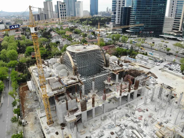 buyukdere-caddesinde-yapimi-devam-eden-levent-cami-havadan-goruntulendi-1620373662339.jpg