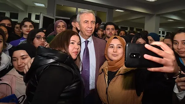 mansur-yavas-skandali-kendisine-soru-soran-ogrenciler-once-zorla-disariya-cikarildi-sonra-darp-edildi-1696451986369.jpeg Mansur Yavaş'ın gençlere de tahammülü kalmadı! Soru soran gençleri salondan attırıp darp ettirdi-5