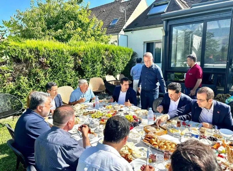 ekrem-imamoglunun-o-paylasimi-ortaligi-karistirdi-ibbnin-paris-partysinin-sponsorlari-kim-depremzedeler-icin-y-1723186579908.jpeg