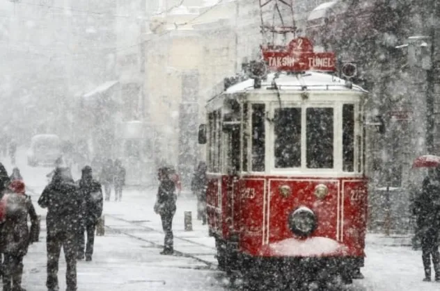 Vali okulları tatil etti, sosyal medya yıkıldı! İşte birbirinden ilginç mesajlar...