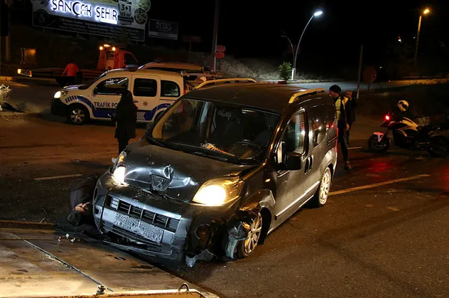 Uşak'ta can pazarı! Kırmızı ışıkta geçen araç dehşet saçtı