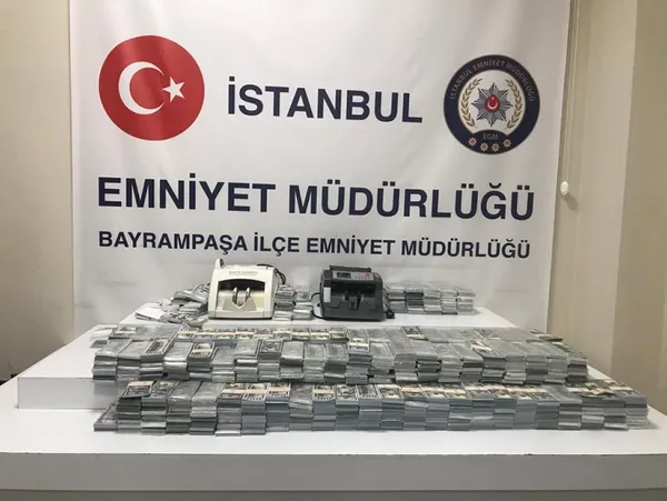 son-dakika-bayrampasada-piyasaya-surulecek-sahte-4-milyon-dolar-ele-gecirildi-1617450276580.jpg SON DAKİKA: Bayrampaşa'da piyasaya sürülecek sahte 4 milyon dolar ele geçirildi-2