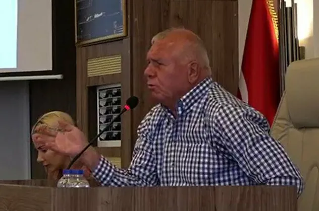 CHP'li İzmir Kemalpaşa Belediyesi Başkanı Rıdvan Karakayalı köşeye sıkışınca bakın ne dedi: Yardım parasını dağıtmak zorunda değilim size ne?
