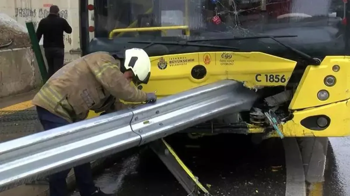 Kadıköy'de korkunç kaza! İETT otobüsü bariyere ok gibi saplandı