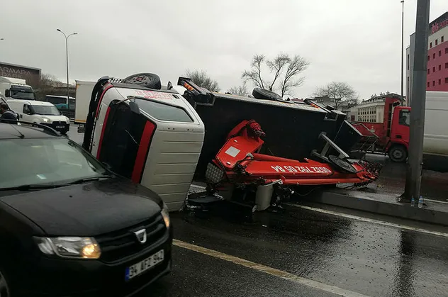 Beylikdüzü E-5 Karayolu'nda vinç devrildi