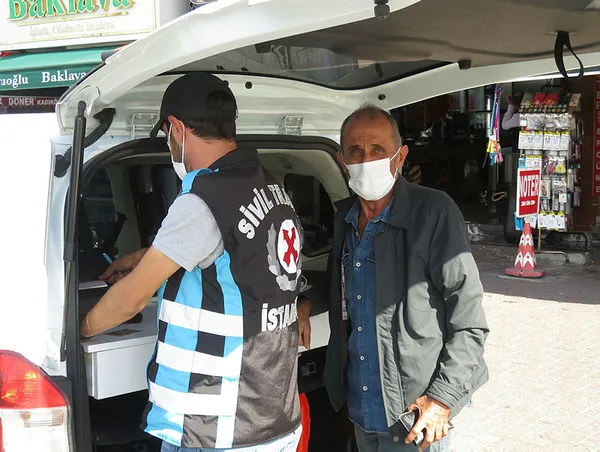 ceza-kesilen-taksici-muhabire-patladi-sen-sor-diye-1633004848960.jpg Ceza kesilen taksici muhabire patladı: Sen sor diye...-3