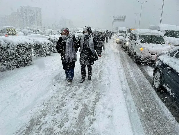 Son dakika: İstanbul'da uyarı üstüne uyarı! E-5 trafiğe kapandı! THY açıkladı: Uçuşlar durdu! Otogardan çıkışlar yasak... İşte son durum-3