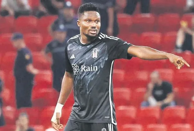 İki ismin biletini kesti