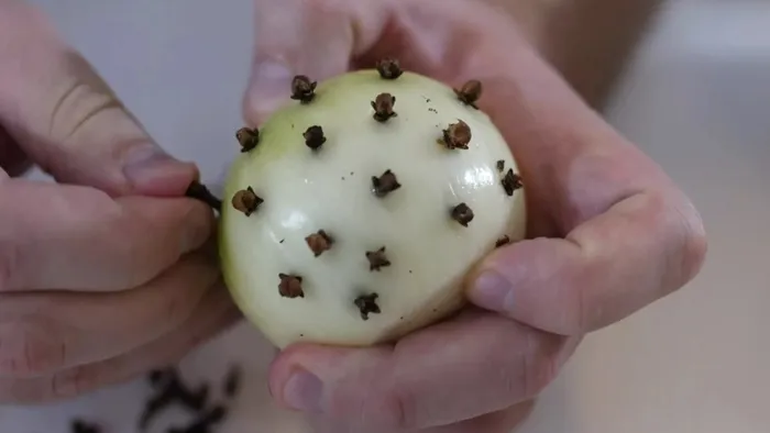 yarim-sogana-karanfil-batirin-ve-uyuyun-ne-ise-yaradigini-ogrenince-sok-olacaksiniz-1702917409208.jpeg Ne işe yaradığını öğrenince şok olacaksınız: Yarım soğana karanfil batırın ve uyuyun!-3