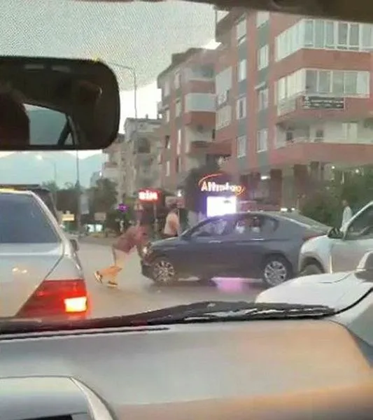 Antalya'da korku dolu anlar! Trafikte tartıştığı kişilerin üzerine bıçakla saldırdı-3