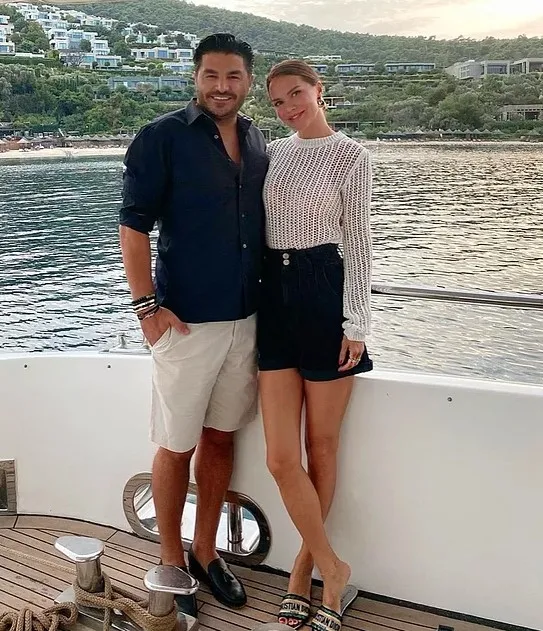 Cici anne Ebru Şallı: Eşi Uğur Akkuş'un kızı ve oğluyla mavi tura çıktı-6