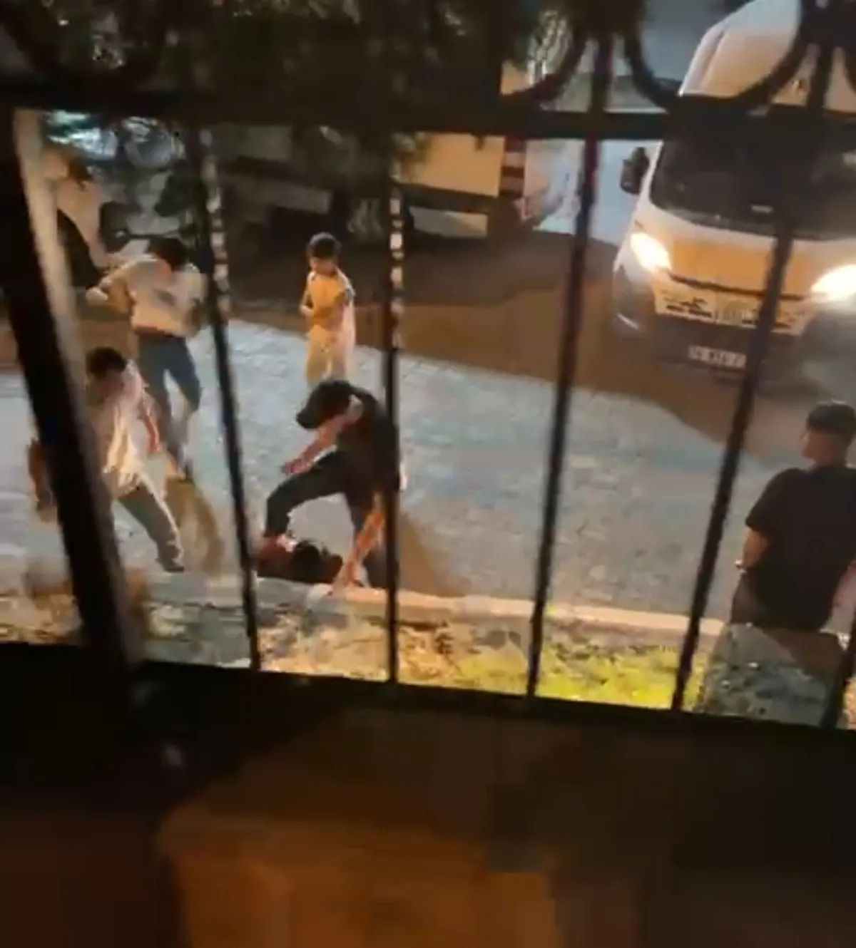 1786269496872.jpeg Esenler'de "kız meselesi" kavgası! 17 yaşındaki gence tekme, yumruk ve baltayla saldırdılar: 7 gözaltı-5