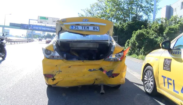 istanbul-uskudarda-ticari-taksiye-carpan-otomobil-takla-atarak-ters-dondu-1653201364939.jpg İstanbul Üsküdar'da ticari taksiye çarpan otomobil takla atarak ters döndü-6