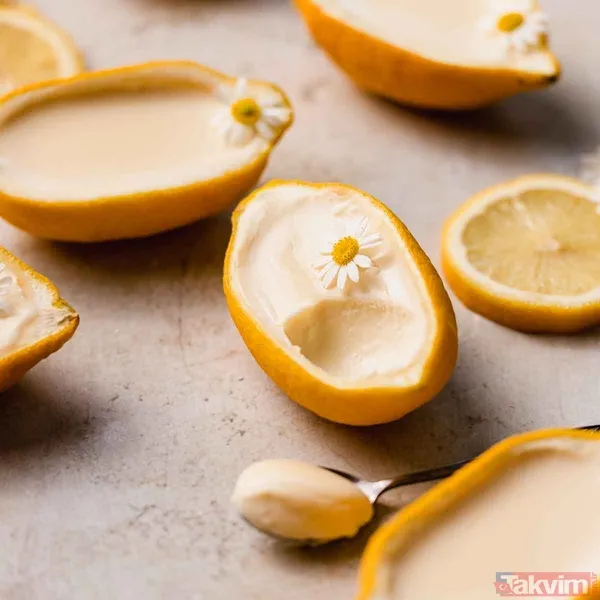 Kremayı Hazırlayın Bir Tencerede Yumurtaları Ve Şekeri Çırpın. Ardından Sütü Ve Nişastayı Ekleyin, Karıştırarak Kısık Ateşte Pişirmeye Başlayın. Karışım...