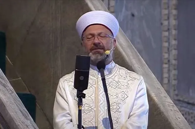 İbadete açılan Ayasofya Camii'ndeki ilk hutbede dünyaya mesaj: Kapıları Allah'ın bütün kullarına açık olacaktır