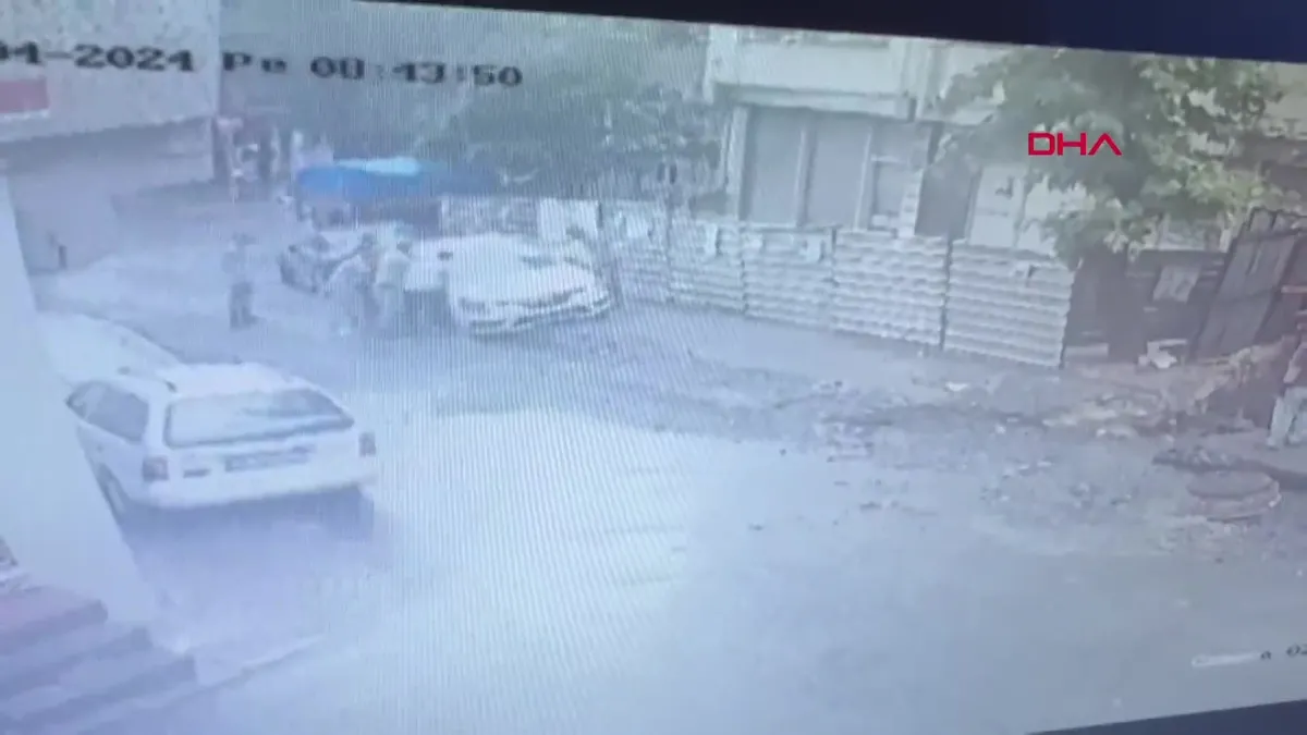 Bayrampaşa'da yol çöktü: Araçlar içine düştü