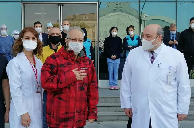 Kovid-19'u yenen Prof. Dr. Özyaral: ABD bir maske veremezken, biz 4 saat arayla maske değiştirdik! Hastanede hiçbir şeyimiz eksik değildi