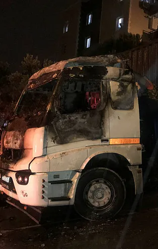 İzmir Buca'da park halindeki TIR alevlere teslim oldu