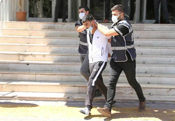 akrabasinin-evinde-kanepe-arkasinda-yakalandi-annesi-fenalasti-1631019941847.jpg Akrabasının evinde kanepe arkasında yakalandı! Annesi fenalaştı-2