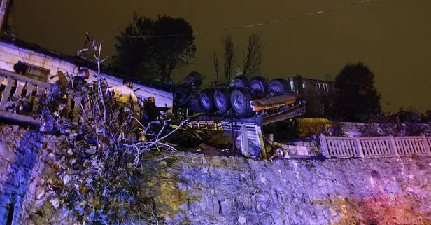 Zonguldak’ta virajı alamayan tır evin bahçesine uçtu