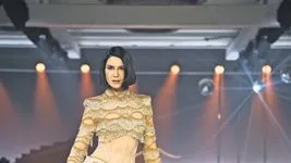 Ahu Yağtu defilenin yıldızı oldu! Oğlu Kemal annesini pürdikkat izledi