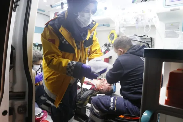 kaldirimda-beklerken-silahli-saldiriya-ugradi-1640756816568.jpg Kaldırımda beklerken silahlı saldırıya uğradı-4