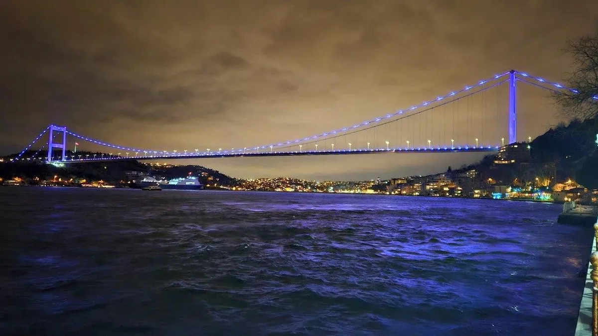 Türkiye'nin sembol yapıları 4 Şubat Kanser Günü'nde ışıklandırıldı