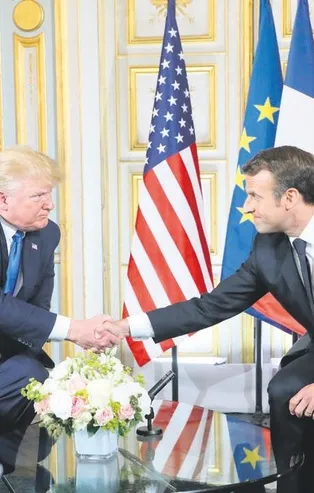 Trump - Macron zirvesine damga vuran görüntü! Macron, Trump’ın elini çok sert sıktı