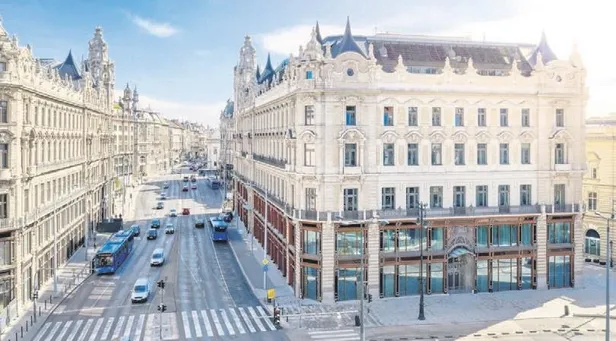 Can Yaman’ın fanları kaldığı oteli bastı! Geniş güvenlik önlemleri alındı