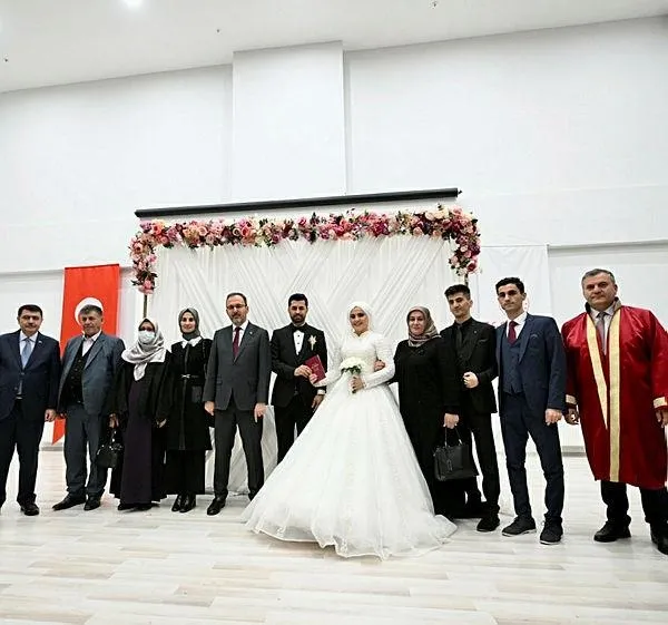 Bakan Kasapoğlu, GSB yurdunda kalan depremzede çiftin nikah şahidi oldu-5