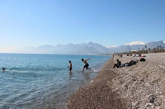 Yurdun bir çok bölgesinde kar yağarken Antalyalılar ocak ayında denizin keyfini çıkardı